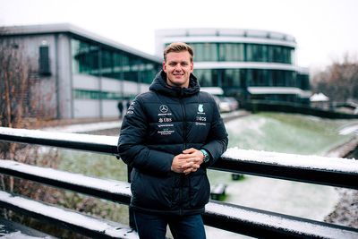 Mercedes: Schumacher can get back to F1, even with another team