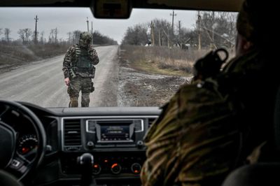 Australian troops fly to UK to teach Ukrainian recruits ‘infantry tactics for urban and wooded environments’