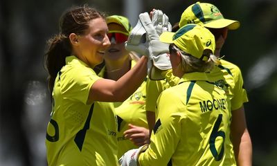 Australian bowlers provide platform for second ODI hammering of Pakistan