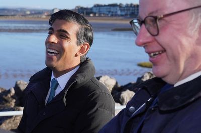 Passer-by asks Rishi Sunak for £20 to help with energy bills