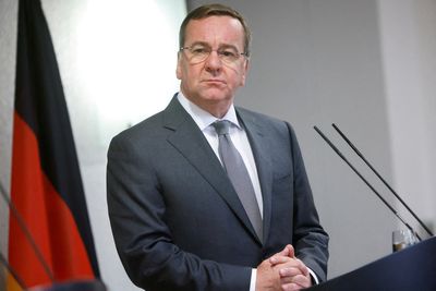 No need for German, U.S. tanks to be sent to Ukraine simultaneously -defence minister