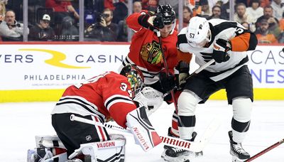 Petr Mrazek continues bounce-back week as Blackhawks beat Flyers