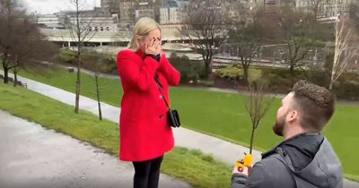 Heartwarming Edinburgh Castle engagement of globetrotting couple caught on camera