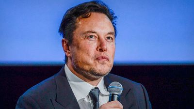 Elon Musk Fires Back at a Top Executive