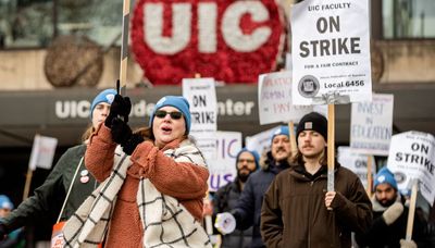 UIC faculty strike continues as chancellor says ‘financial constraints’ holding back agreement