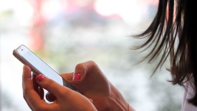 Melbourne man charged with using 'Hi Mum' SMS scam to obtain 'substantial' sum of money