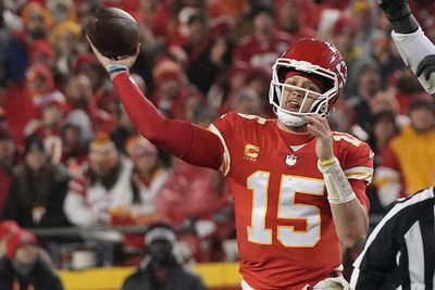Hobbled Patrick Mahomes throws jump-pass touchdown