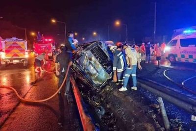 11 burned to death in Korat van crash