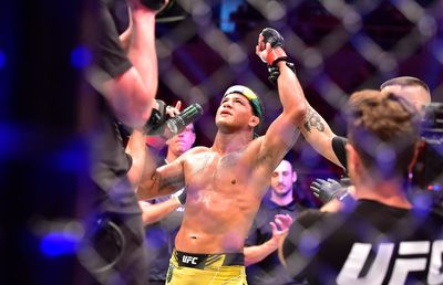 Gilbert Burns Crushes Neil Magny in First-Round Submission