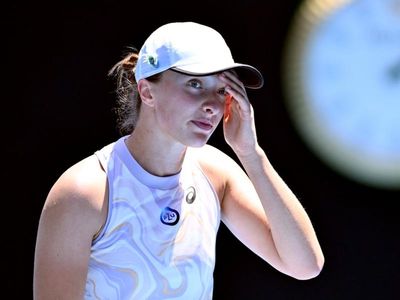 Ousted Swiatek 'felt the pressure' at Open