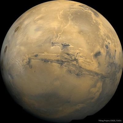 Astronomers find a surprise layer of volcanic rock in Mars’ massive canyon