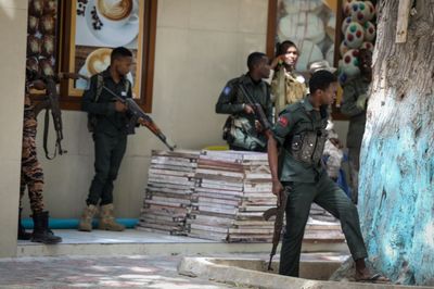Six dead in siege at mayor's office in Mogadishu