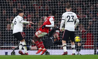 Eddie Nketiah’s late goal settles thriller as Arsenal inch past Manchester United