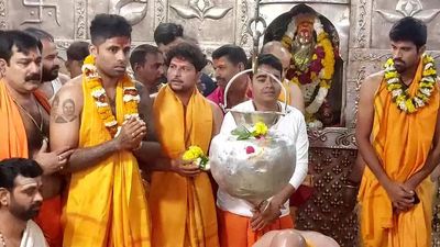 Indian cricketers visit Ujjain's Mahakaleswar temple, pray for Rishabh Pant's speedy recovery