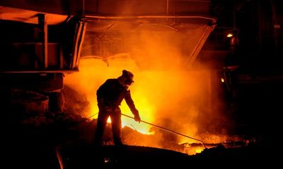 UK offers £600m help to try to keep last steel plants going and save jobs