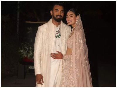 Athiya Shetty and KL Rahul make FIRST appearance as newlyweds! Couple pose for photos outside the wedding venue in Khandala- Watch