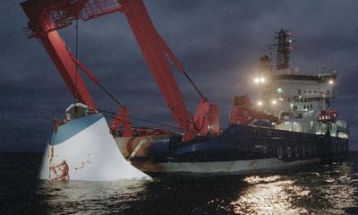 Estonia ferry disaster inquiry backs finding bow door was to blame