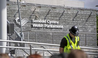 Senedd committee backs four-day working week trial in Wales