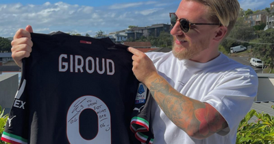 Ex-Hibs Jason Cummings shares Olivier Giroud shirt delight as he makes 'Vegemite' quip