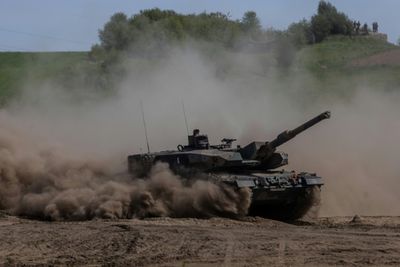 Start training Ukrainians to use Leopard tanks, Germany says