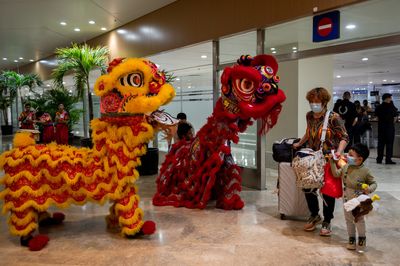 With music and gifts, Philippines welcomes back Chinese tourists