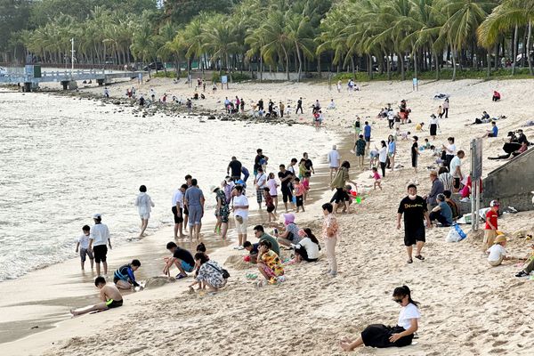In China's tourist hotspot Sanya, small vendors rue lukewarm recovery