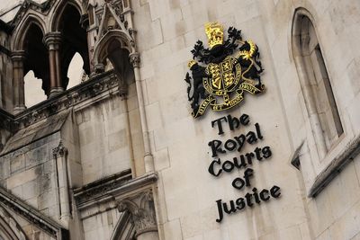 London judge orders mother to return two children to Ireland