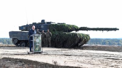 Analysis-Failure to communicate? Scholz thinking on tanks for Ukraine perplexes many Germans