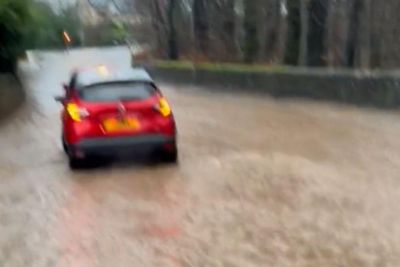 999 crews at burst water main as supply in Milngavie and Glasgow STOPS