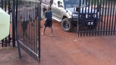 Video shows Halls Creek youths throwing rocks at business owner in attempted carjacking