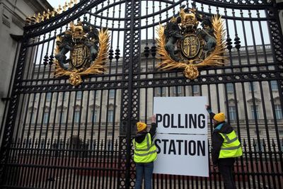 Campaigners 'turn Buckingham Palace into a polling station'