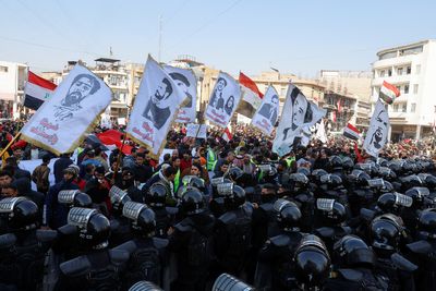 Hundreds protest in Baghdad over Iraqi dinar's slide