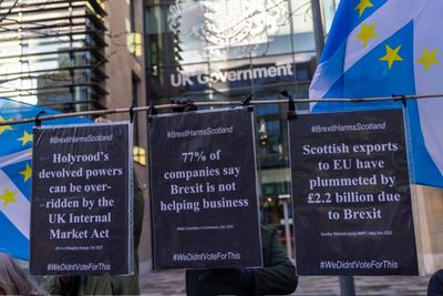 Independence activists set out Brexit's failures outside UK Government hub