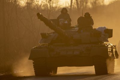 Ukraine news – live: Russian shells kill 10 as Putin’s forces seek gains before tanks arrive