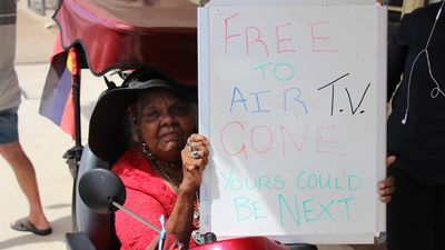 Small Queensland town of Eidsvold loses most of its free-to-air services as council closes transmission tower