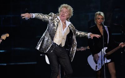 Rod Stewart offers to pay for NHS scans, during TV phone-in
