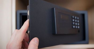 Flight attendant explains why she tells travellers to always leave one shoe in their hotel safe