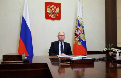 Putin discusses Russia's claim to giant chunk of Arctic Ocean seabed