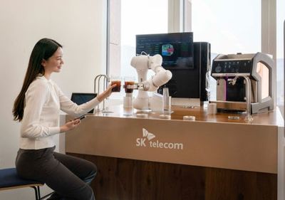 Barista robot that can make 20 drinks and manage coffee shops on duty in South Korea