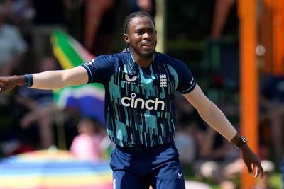 Jofra Archer toils for little reward as South Africa set England 299 to win ODI