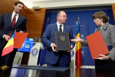 In Romania, French, Dutch FMs sign agreement to boost ties