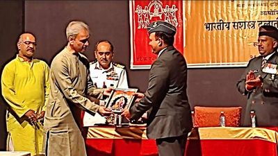 Citizens laud India's defence forces at Republic Day tributes in Mumbai