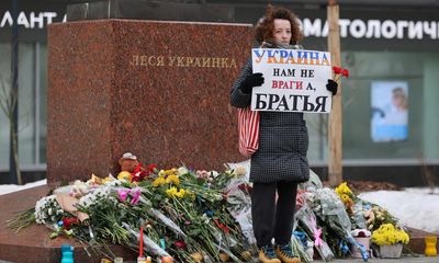 ‘Ukraine is not our enemy’: Russians risk arrest to honour victims of war