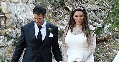 Kelly Brook 'haunted' by her wedding photos where she looked 'stressed and straggly'
