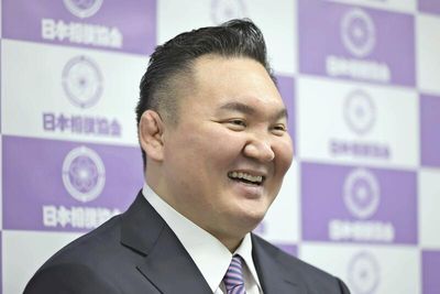 Former yokozuna Hakuho has topknot cut off