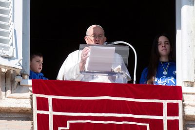 Pope calls for Israel, Palestinians to halt "spiral of death"