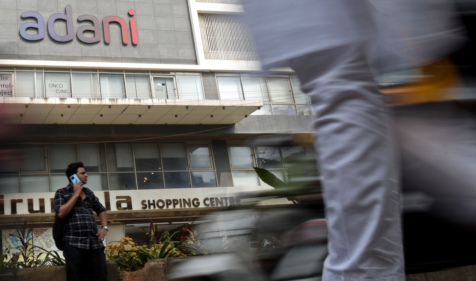 Adani $2.5B Share Sale Pushes Through Amid Fraud Claims