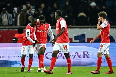 Ten-man PSG held as dogged Reims strike late