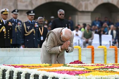 Modi pays homage to Mahatma Gandhi on 75th anniversary of death