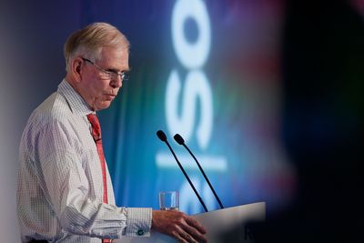 Legendary investor Jeremy Grantham warns stocks could drop another 50% this year—but he doesn’t say to stay away from markets entirely